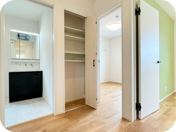 生活動線が考えられた住宅の内部