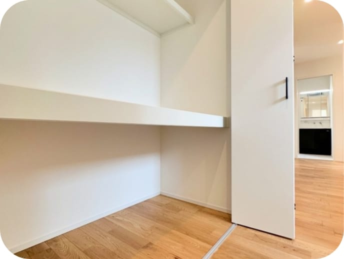 収納スペースが整った住宅の内部