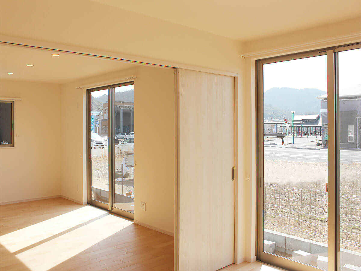 新築一戸建て建売住宅「OURS CASA 多久駅前 B号地」洋室とリビング