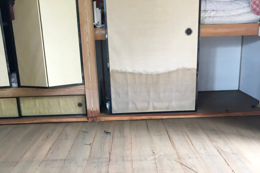 08 8月豪雨により浸水した家屋(押入れ)