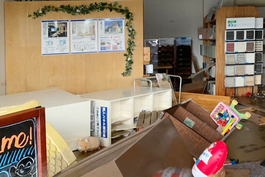 8月豪雨により被災した朝日I&Rリアルティ武雄支店の店内
