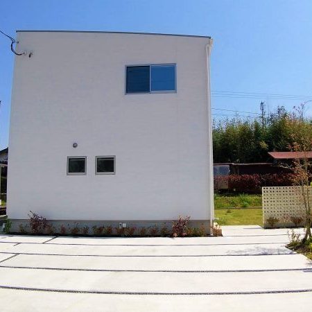 武雄市朝日町 新築建売住宅 「OURS 武雄 甘久8号地」◆外観 武雄市朝日町 新築建売住宅「OURS 武雄 甘久8号地」◆外観 広い専用庭付き!子供が遊ぶ光景がうかんできます。洗濯物や、天気のいい日にはテーブルを置き、読書などしてみてはいかがでしょうか。
