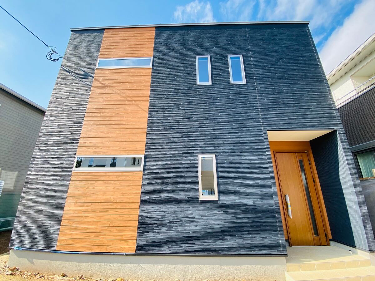大村市赤佐古町新築戸建建売住宅「OURS赤佐古」 ◆外壁にアクセントを設ける事で、スタイリッシュな雰囲気になりますね。