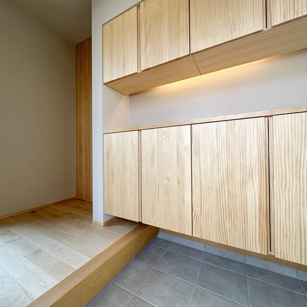 小城市新築建売住宅「OURS桜岡Ⅲ１号地」玄関