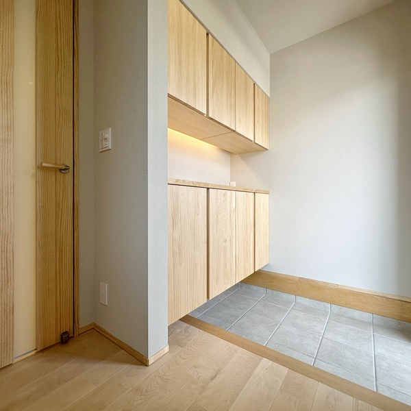 小城市新築建売住宅「OURS桜岡Ⅲ１号地」玄関