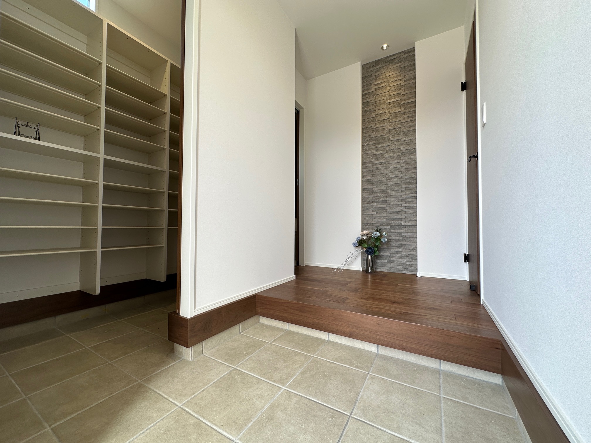 嬉野市新築建売住宅「OURS下野Ⅱ３号地」玄関