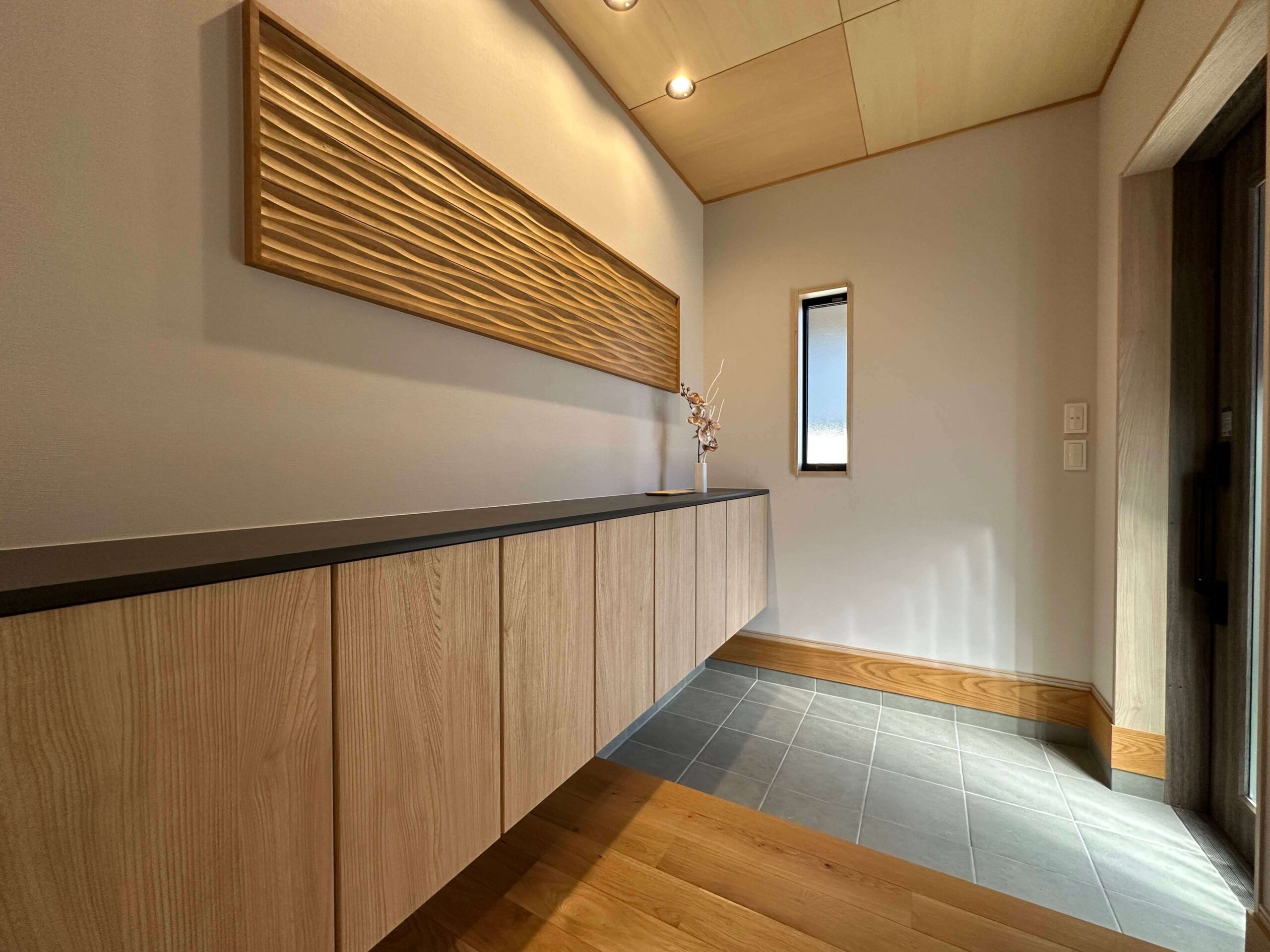 小城市新築建売住宅「OURS桜岡Ⅲ２号地」玄関