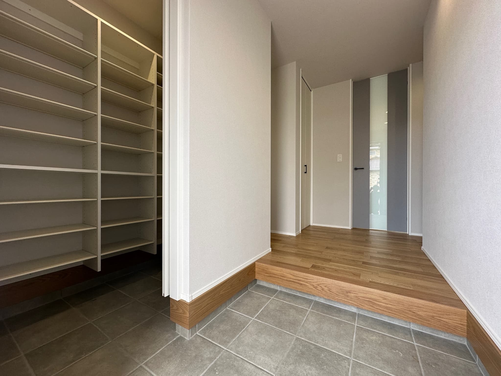 武雄市新築建売住宅「OURS朝日Ⅲ」玄関