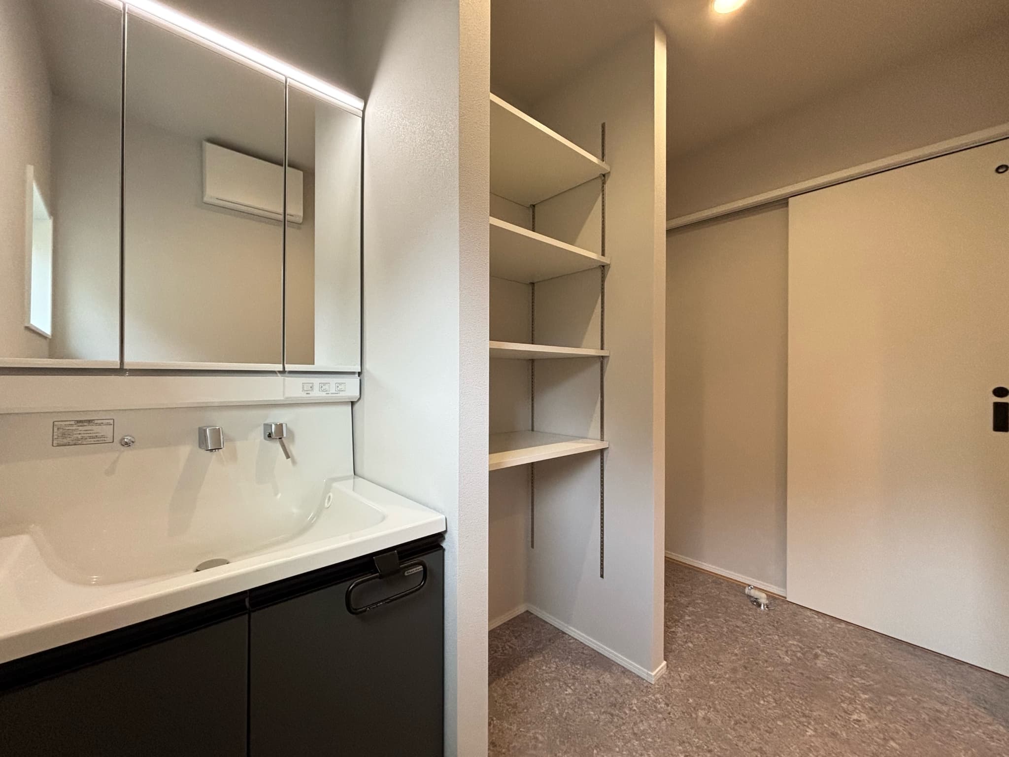 武雄市新築建売住宅「OURS朝日Ⅲ」洗面脱衣室