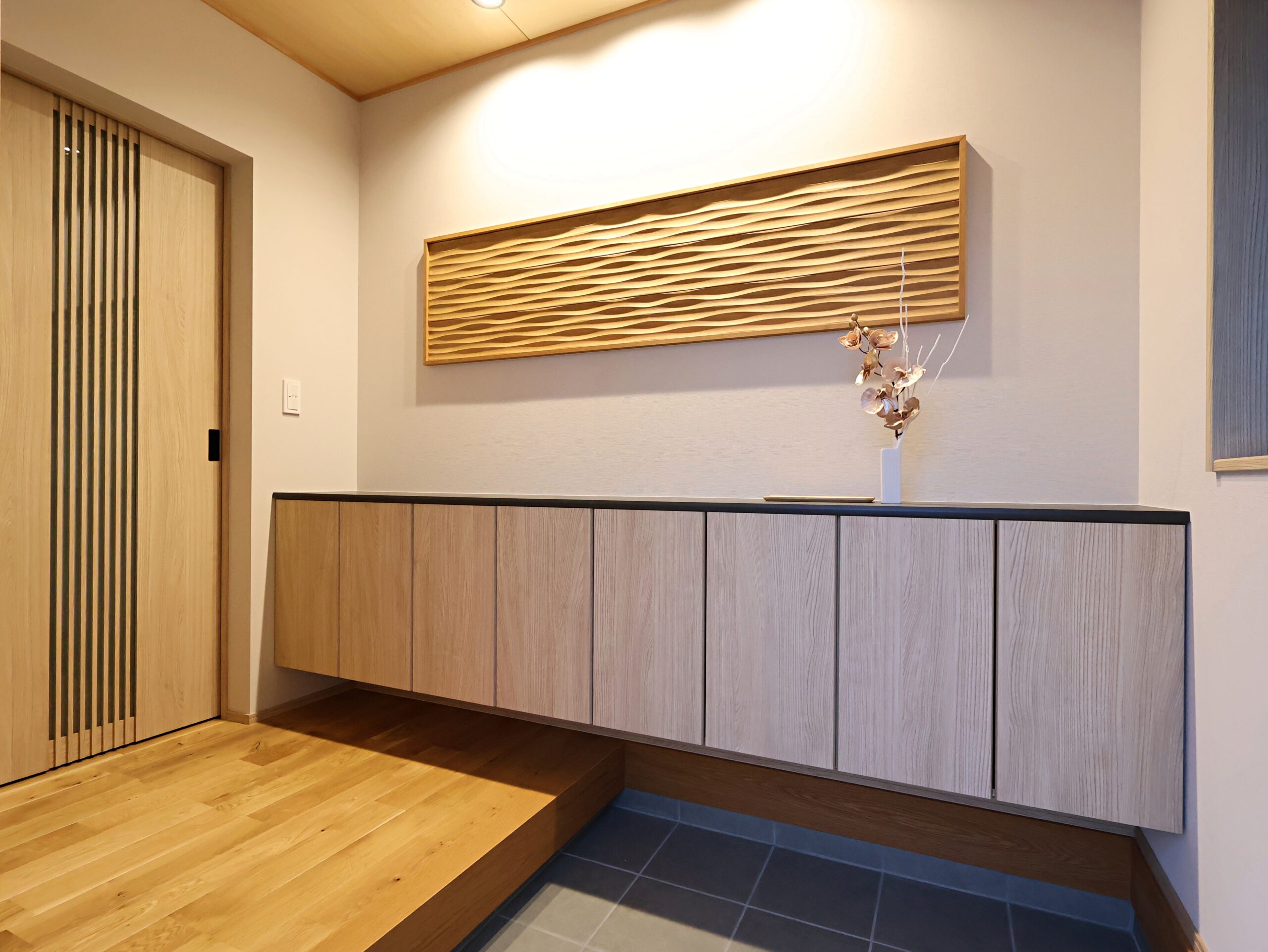 小城市新築建売住宅「OURS桜岡Ⅲ２号地」玄関