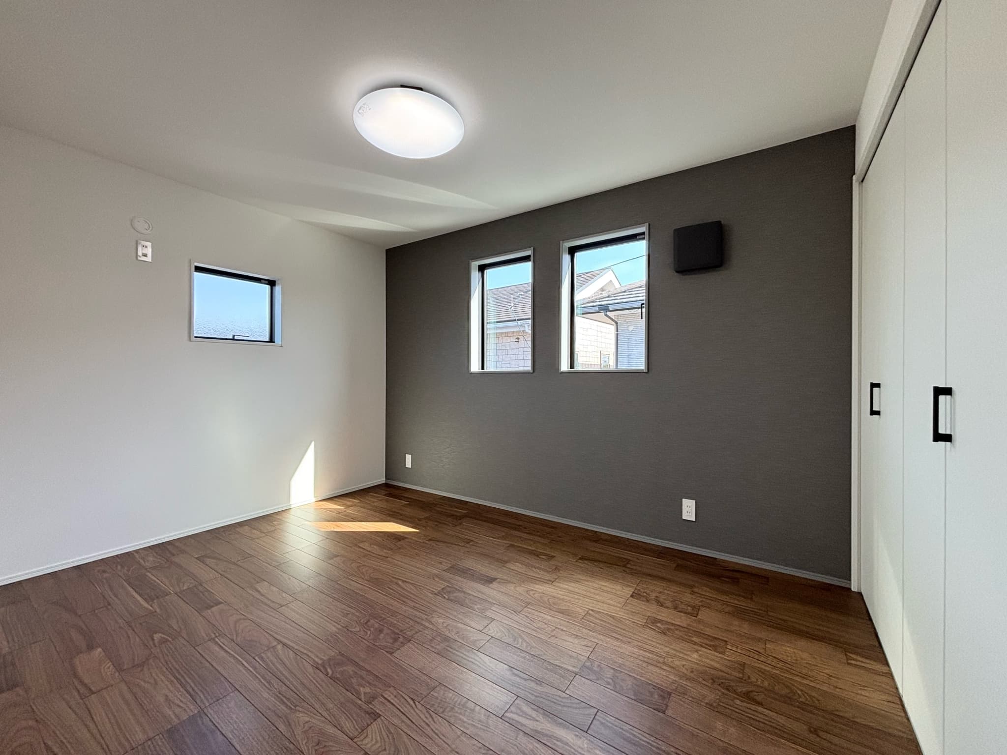 小城市新築建売住宅「OURS桜岡Ⅲ３号地」主寝室