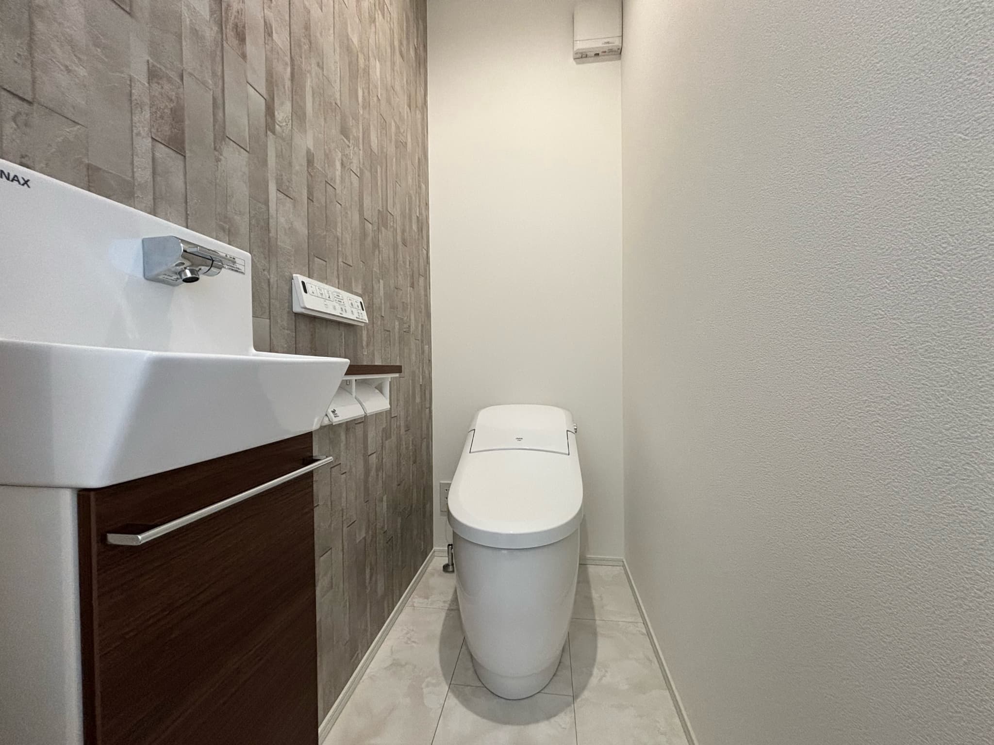 小城市新築建売住宅「OURS桜岡Ⅲ３号地」1階トイレ